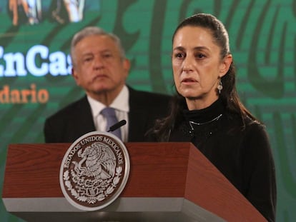 Andrés Manuel López Obrador, presidente de México, y Claudia Sheinbaum, jefa de Gobierno, durante una conferencia matutina el día después del colapso de la línea 12.