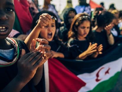Varios niños gritan proclamas en favor del pueblo saharaui en octubre de 2021.
