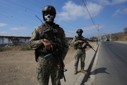 Militares hacen guardia fuera de la Penitenciaría Litoral en Guayaquil.