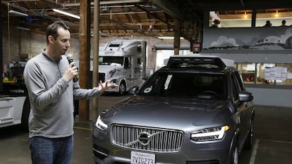 Anthony Levandowski presentando el modelo de coche aut&oacute;nomo de Uber.