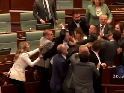 El Parlamento de Kosovo se enzarza en una pelea después de que un diputado opositor arroje agua al primer ministro