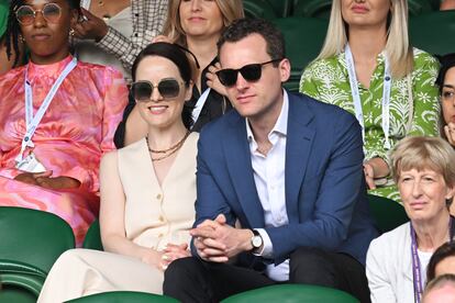 La protagonista de 'Downton Abbey', la intérprete británica Michelle Dockery, asistió también a Wimbledon el pasado domingo junto a su prometido, Jasper Waller-Bridge, director creativo y hermano de la creadora y actriz principal de la serie 'Fleabag', Phoebe Waller-Bridge. El pasado enero la pareja anunció su compromiso. 