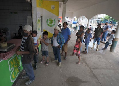 Una fila de personas en una tortillería en Mazatlán (Sinaloa).