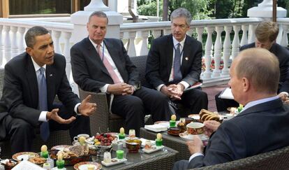 Barack Obama y el entonces primer ministro ruso Vladímir Putin conversan en Moscú el 7 de julio de 2009.