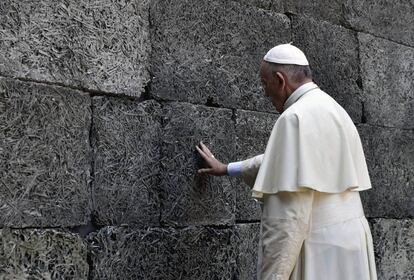 El papa Francisco reza ante el "muro de la muerte" en el que fueron ejecutados miles de judíos, durante su visita al campo de concentración nazi de Auschwitz.