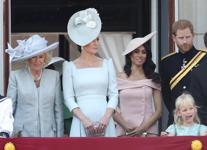 De izquierda a derecha,  Camilla, duquesa de Cornualles; Kate, duquesa de Cambridge; Meghan y Enrique, duques de Sussex, en el balcón del palacio de Buckingham.