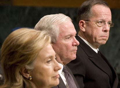 De izquierda a derecha: la secretaria de Estado, Hillary Clinton, el secretario de Defensa, Robert Gates, y el jefe del Estado Mayor, Michael Mullen en la comparecencia