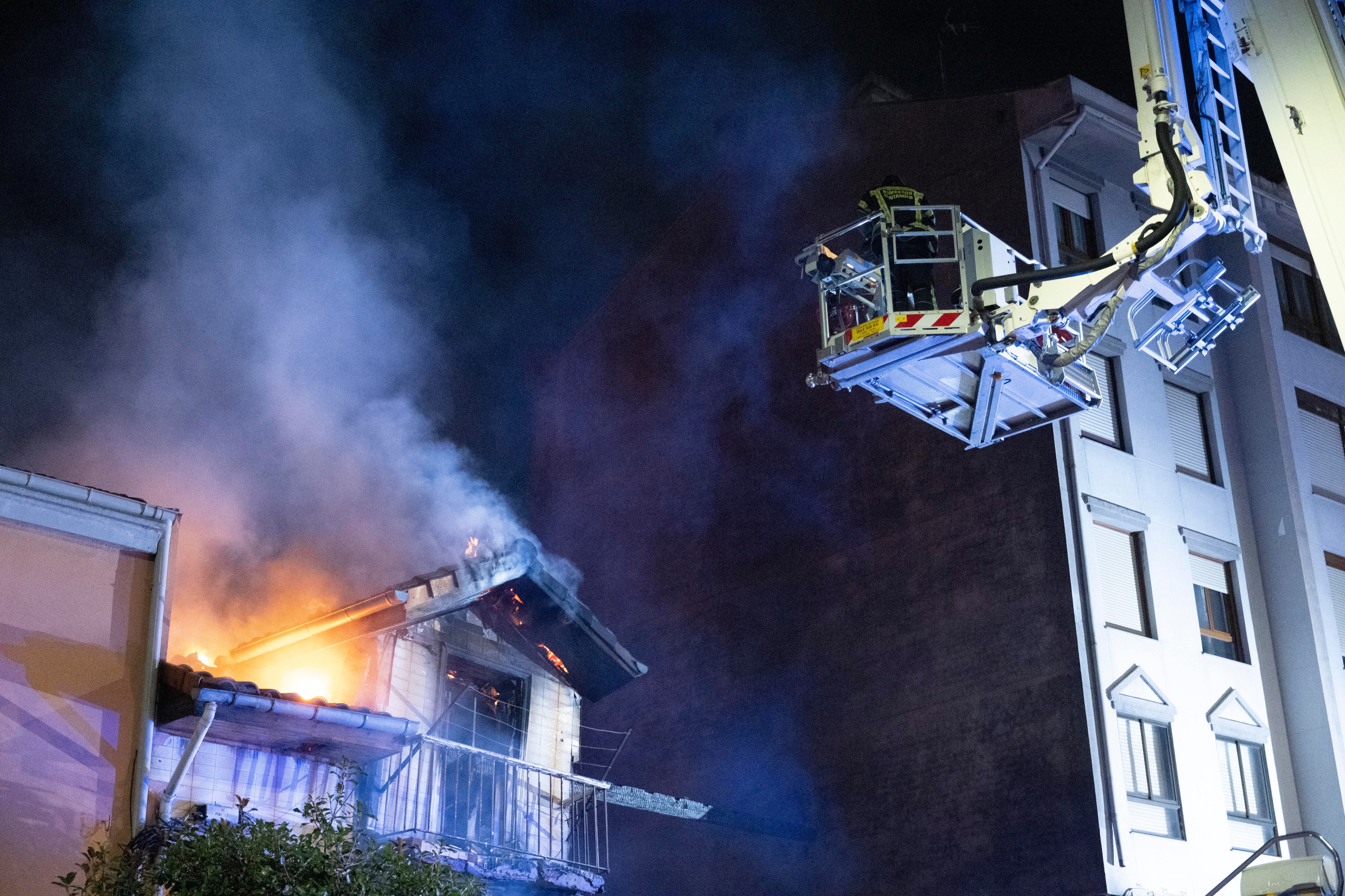 Tres muertos por el derrumbe de un edificio en Santander tras una explosión de gas 