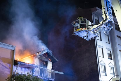 Un equipo de bomberos trabaja en el edificio afectado.