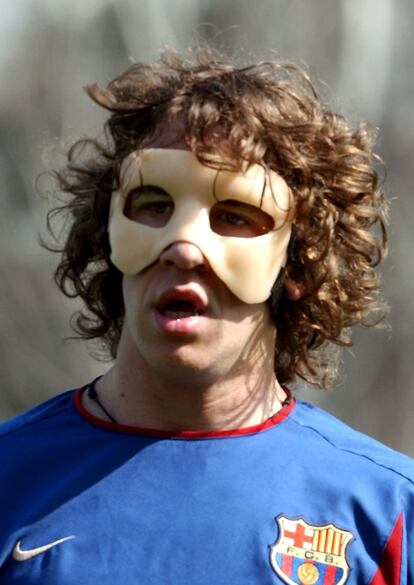 Puyol se ejercita con una máscara protectora en 2003.