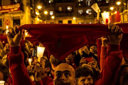 Fin de la fiesta de San Fermín 2016, en Pamplona, entonando el 'Pobre de mí', una emotiva despedida que se produce cada año.