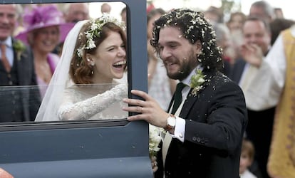 Kit Harington y Rose Leslie, este sábado tras su boda en Escocia.