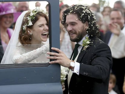 Kit Harington y Rose Leslie, este sábado tras su boda en Escocia.