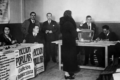 Una mujer vota en las elecciones españolas, en Madrid el 16 de febrero de 1936, que otorgaron la victoria al Frente Popular.