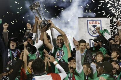 Raúl con el trofeo de campeón de la North American Soccer League