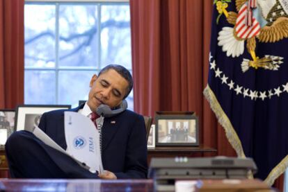 Barack Obama habla por teléfono en el Despacho Oval de la Casa Blanca, el pasado 1 de febrero.