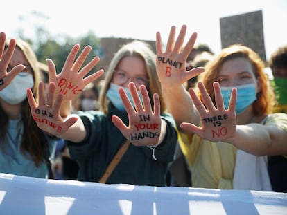 Un grupo de mujeres activistas protesta contra el cambio climático en Varsovia, Polonia, en septiembre de 2020.
