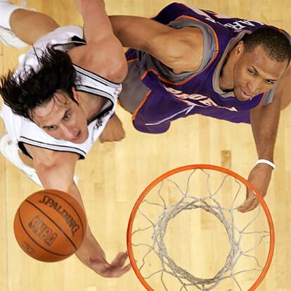 Ginobli, de los Spurs (izquierda) y Marion, de los Suns, luchan por un rebote.