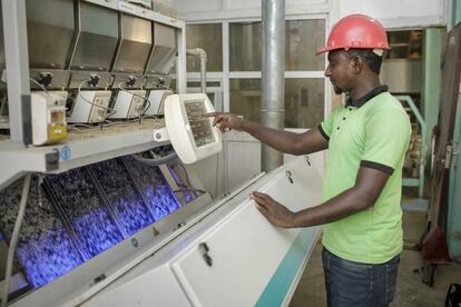 Un operario de la firma Labana Rice Mills, en Kebbi State (Nigeria), maneja las máquinas donde se lava el arroz. Esta compañía es capaz de procesar hasta 20 toneladas a la hora, pero pronto alcanzará las 40 convirtiéndose en una de las primeras de África, según asegura Alhaji Abdullahi Zuru, propietario de la empresa.