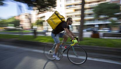 Un repartidor de Glovo en Barcelona