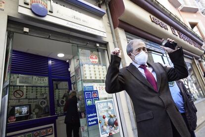 Un hombre celebra el Gordo en la administración de lotería nº 4 de Granada.