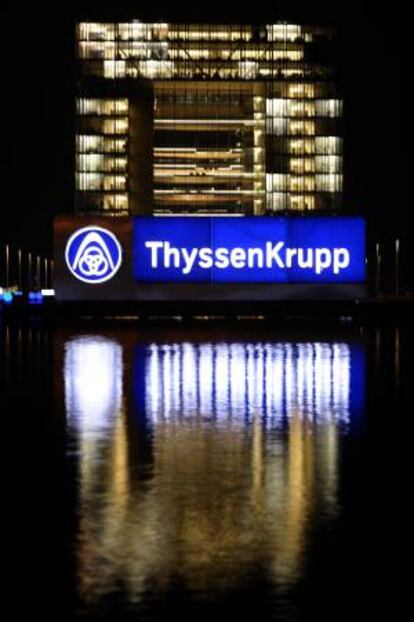 Vista de un aviso lumínico del ThyssenKrupp que brilla sobre el agua frente al cuartel general de la compañía en Essen (Alemania).