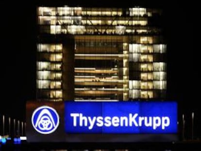 Vista de un aviso lumínico del ThyssenKrupp que brilla sobre el agua frente al cuartel general de la compañía en Essen (Alemania).