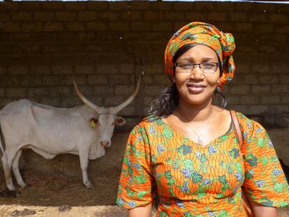 Adama Sour es presidenta de una plataforma de agricultores de la zona senegalesa de Kaolack. “A todas las madres les gustaría ver a sus hijos con un buen futuro. No es fácil coger un barco y emigrar. Queremos que nuestros niños se queden aquí, que no que emigren ilegalmente”, dice.