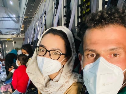 Nilofar Bayat viaja de Kabul a Bilbao en avión.