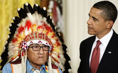 Medicine Crow, en 2009, con Obama al recibir la Medalla de la Libertad