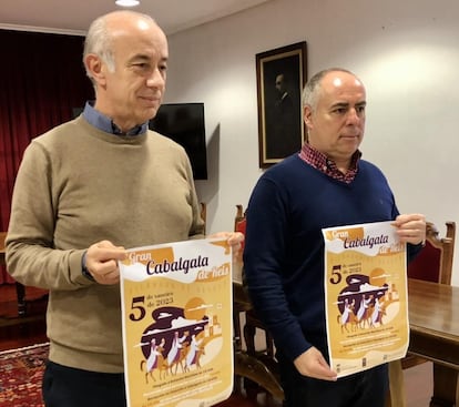 A la izquierda, el alcalde de Vilanova de Arousa, Gonzalo Durán, durante la presentación de la Cabalgata de Reyes en una imagen difundida por el Ayuntamiento.