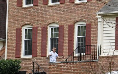 Ruslan Tsarni, tío de los sospechosos de los atentados del maratón de Boston, fotografiado en la puerta de su casa en Montgomery Village, Maryland.
