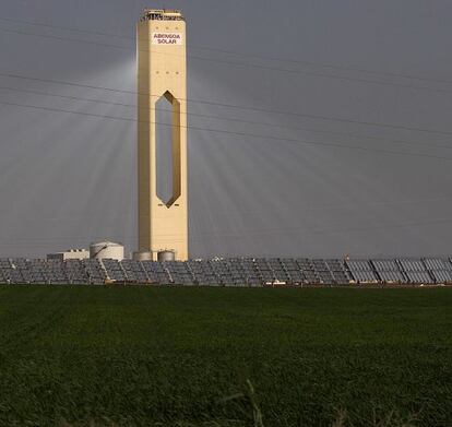 Planta de energ&iacute;a solar de Abengoa en Sanl&uacute;car la Mayor (Sevilla).