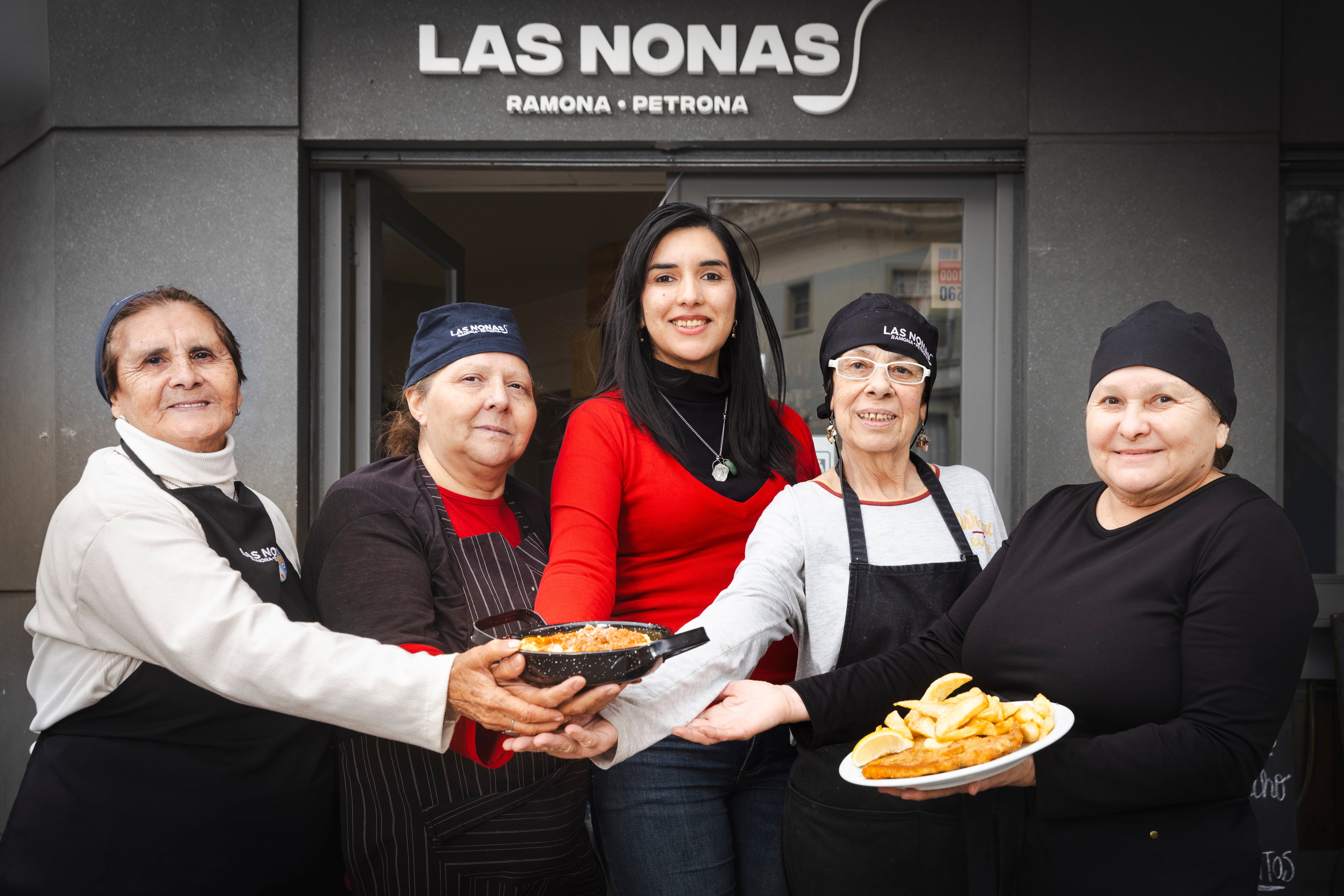 Débora Ibáñez, al centro,  con el equipo de cocineras de Las Nonas, en Buenos Aires, Argentina, el 4 de agosto.

