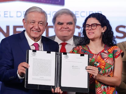 López Obrador y Luisa María Alcalde sostienen el decreto que formaliza la creación del Fondo de Pensiones del Bienestar, el 1 de mayo.