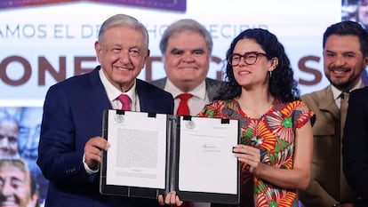 López Obrador y Luisa María Alcalde sostienen el decreto que formaliza la creación del Fondo de Pensiones del Bienestar, el 1 de mayo.