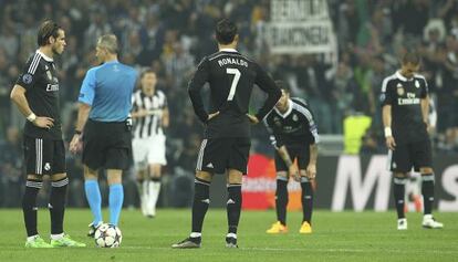 Bale y Cristiano junto al bal&oacute;n, tras encajar un gol de la Juve