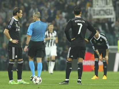 Bale y Cristiano junto al bal&oacute;n, tras encajar un gol de la Juve