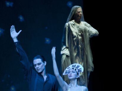 Momento de la ópera <i>Ainadamar,</i> de Osvaldo Golijov, que recrea la amistad entre García Lorca y Margarita Xirgú, y la muerte del poeta granadino.