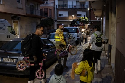 Bomberos voluntarios de Castilla y León junto a una familia afectada por la dana en Algemesí, el 15 de noviembre. 