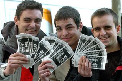 Tres amigos muestran orgullosos sus entradas para el concierto de U2, tras guardar colas de mas de 12 horas.