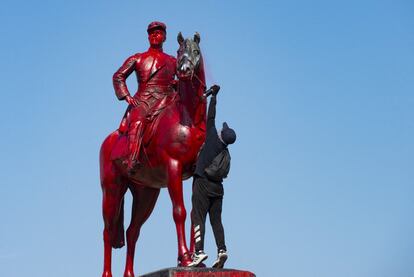 En una manifestación de marzo del 2020, la estatua fue pintada completamente de rojo.
