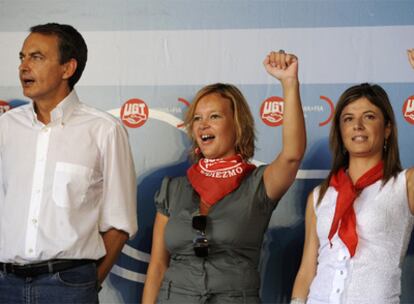 José Luis Rodríguez Zapatero, Leire Pajín, secretaria de Organización del PSOE, y Bibiana Aído, ministra de Igualdad, en Rodiezmo.