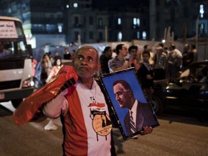 Un manifestante antiMorsi con una imagen del expresidente Naser este martes.