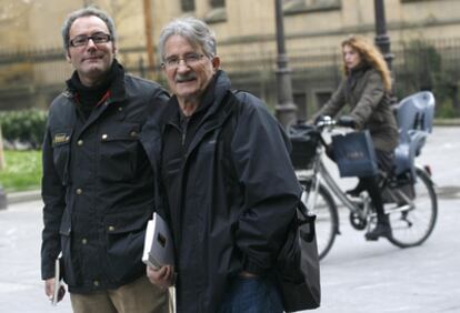 Aitor Aurrekoetxea (izquierda) junto a Mikel Azurmendi a la entrada del Koldo Mitxelena, ayer en San Sebastián.