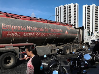 Un camión de transporte de PDVSA en una calle de Caracas (Venezuela), el 2 de octubre de 2021.