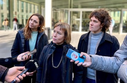 Las abogadas Mireia Salazar, Sònia Olivella y Laia Serra, el 31 de enero en la Ciutat de la Justícia de Barcelona, el martes.