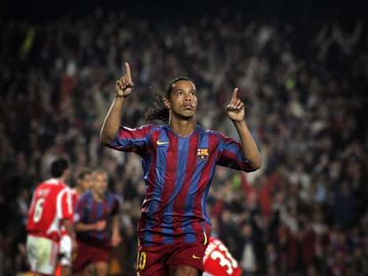 Ronaldinho festeja su gol al Benfica, el primero del Barça.