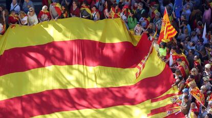 Despliegan una bandera catalana en la manifestaci&oacute;n convocada por Societat Civil Catalana. 