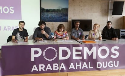 Representantes de Podemos de Álava, en su rueda de prensa de este jueves en Vitoria.